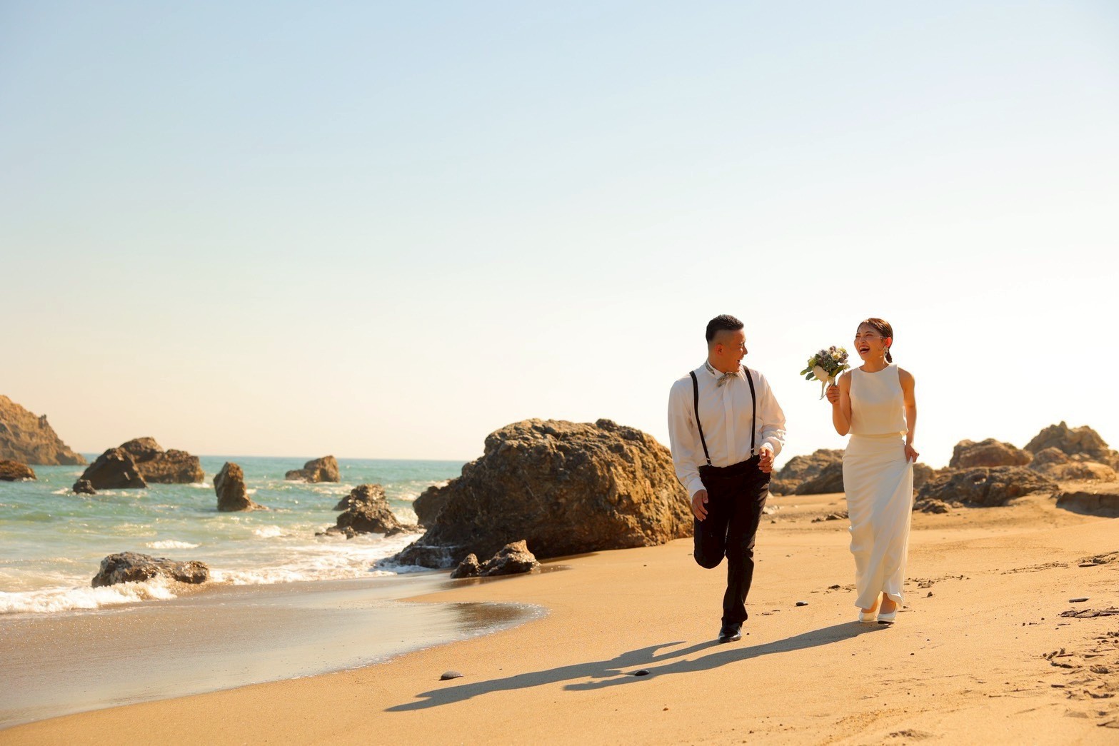 豊橋フォトウエディング 海辺を駆ける二人